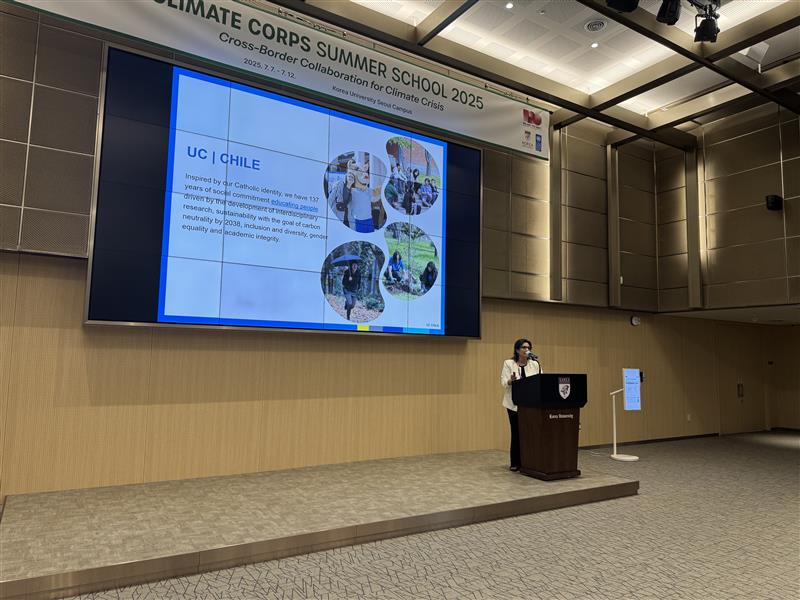 Fotografía de Mónica Antilén, Directora del IDS, realiza presentación
en la Climate Corps Summer School 2025 realizada en Corea.