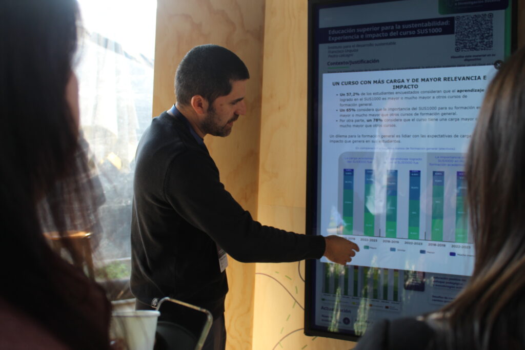 Francisco Urquiza, Subdirector de Docencia IDS, le explica a Peter Felten, uno de los principales asistentes y expositores del evento, en que consiste el SUS1000
