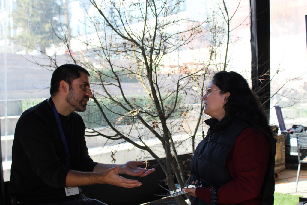 Francisco Urquiza, Subdirector de Docencia IDS, le explica a los asistentes en que consiste el SUS1000