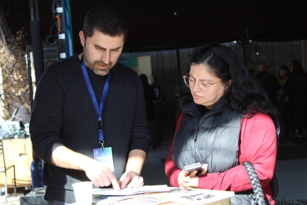 Francisco Urquiza, Subdirector de Docencia IDS, le explica a los asistentes en que consiste el SUS1000
