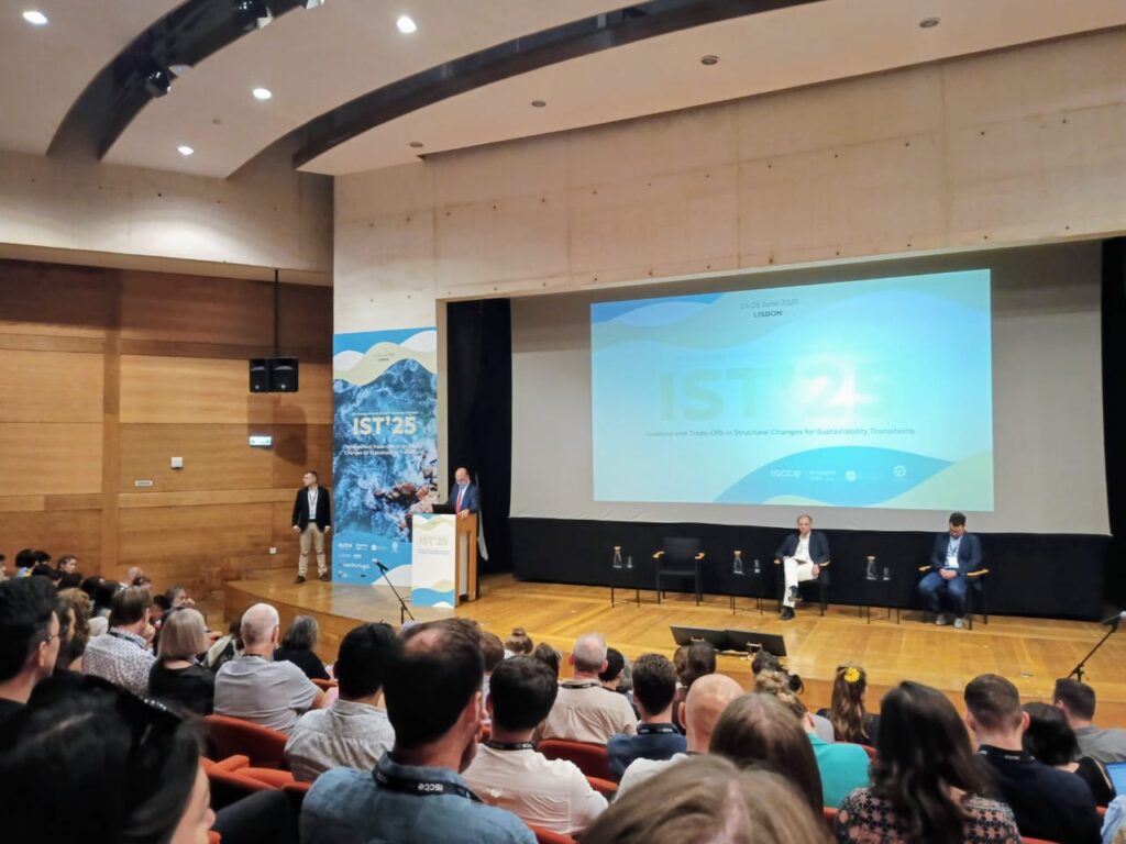 Fotografía de la 16ª Conferencia Internacional sobre Transiciones hacia la Sostenibilidad (IST 2025), con la participación del académico Claudio Santander como expositor.