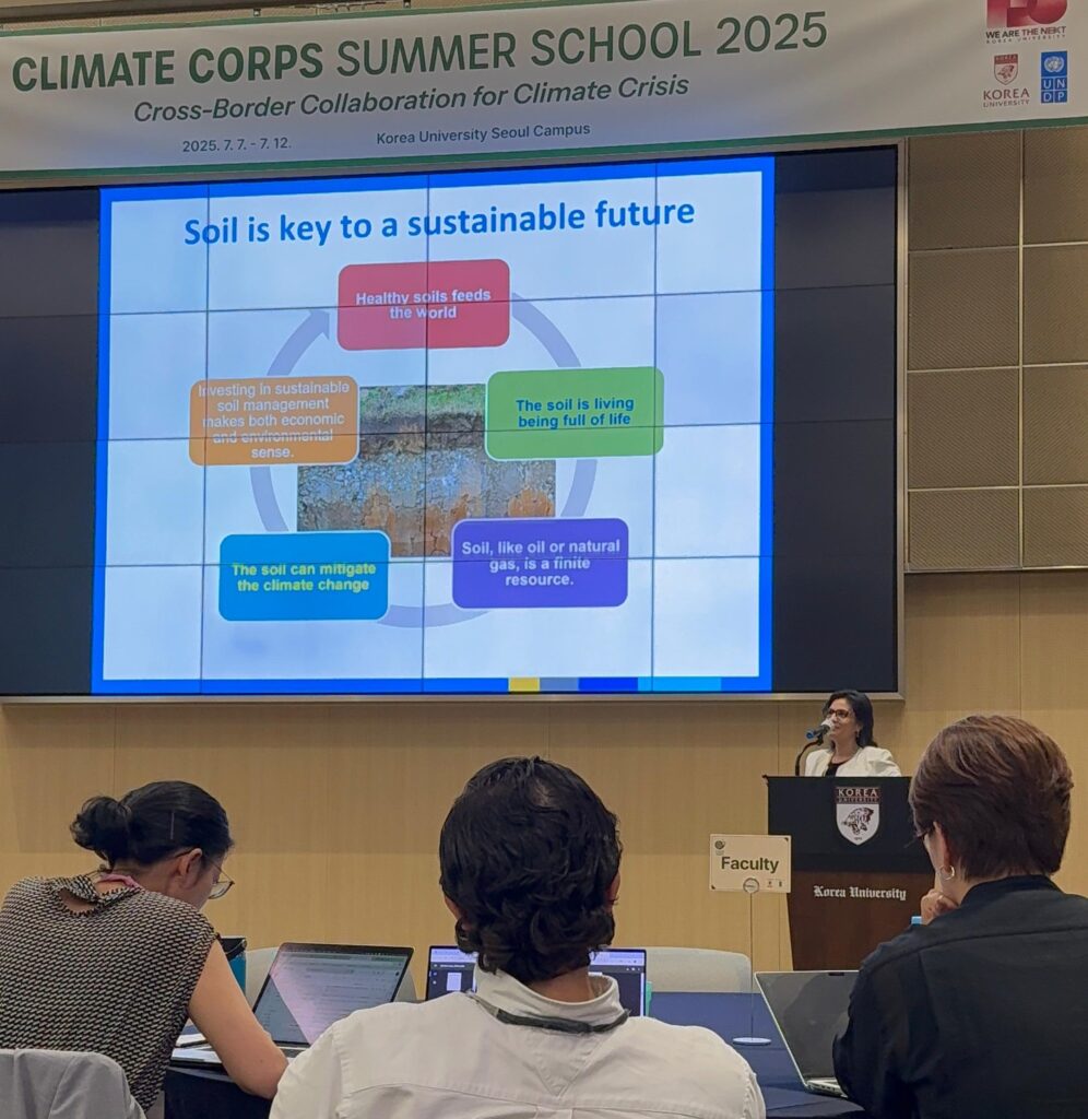 Fotografía de Mónica Antilén, Directora del IDS, realiza presentación
en la Climate Corps Summer School 2025 realizada en Corea.