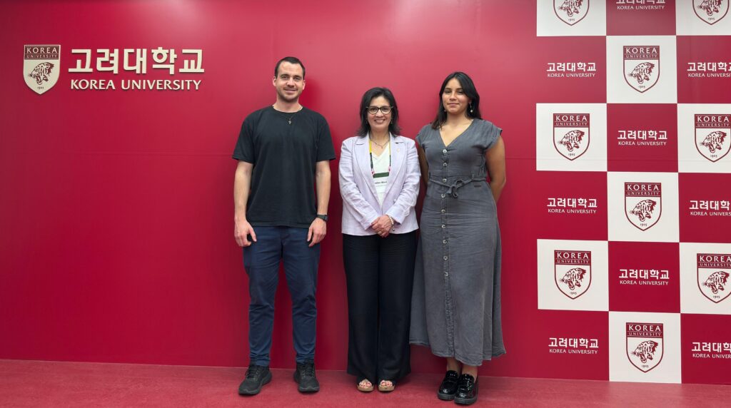 Fotografía de Mónica Antilén, Directora del IDS, junto a dos estudiantes de Magister de la UC en la Climate Corps Summer School 2025 realizada en Corea.