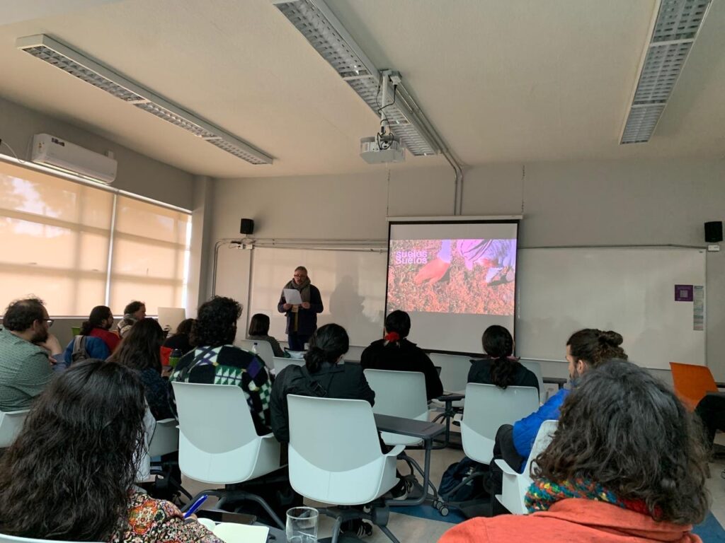Fotografía de Manuel Tironi, académico del IDS, exponiendo en el V Coloquio SOSOET