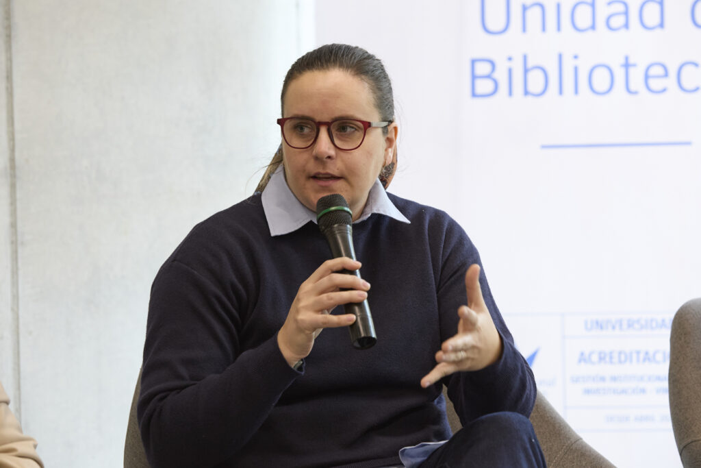 Fotografía Bruna Garretón, académica del IDS, participando de panel en el III Encuentro Nacional de MetaRed-S Chile.