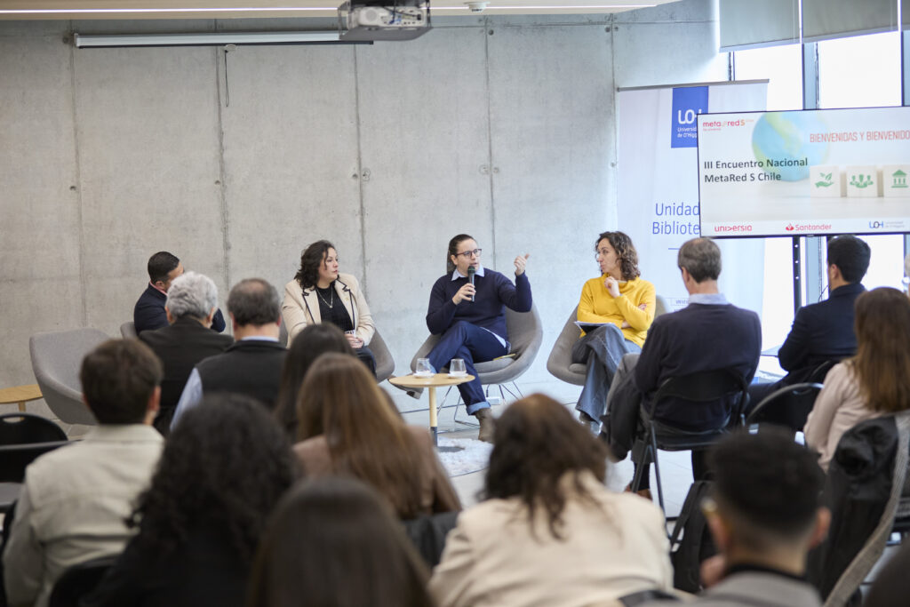 Fotografía Bruna Garretón, académica del IDS, participando de panel en el III Encuentro Nacional de MetaRed-S Chile.
