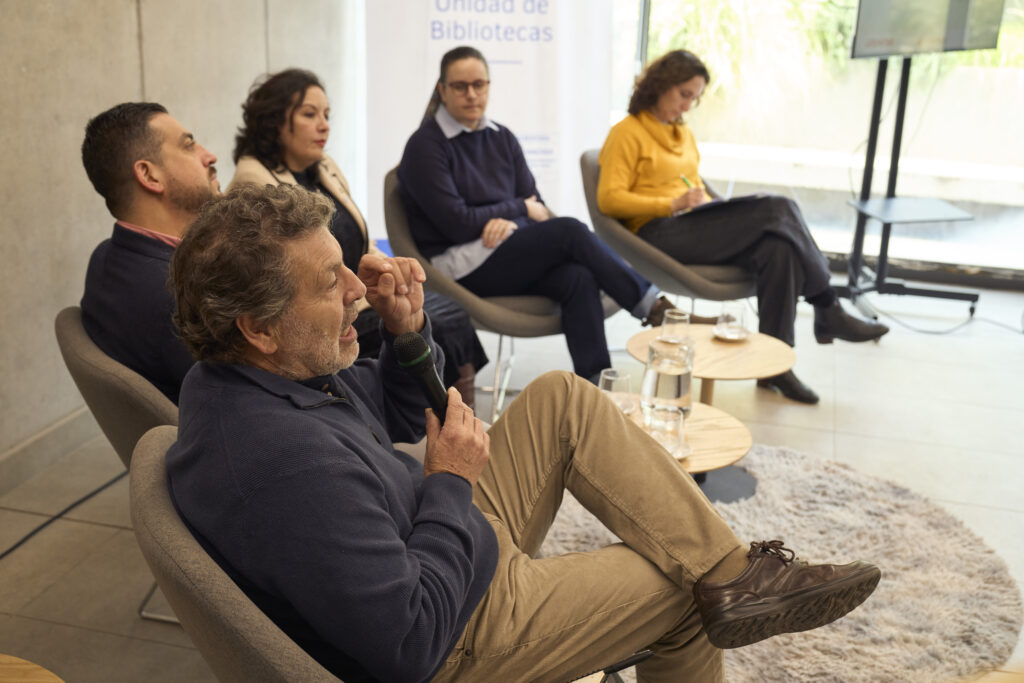 Fotografía Bruna Garretón, académica del IDS, participando junto a representantes de otras instituciones en el panel en el III Encuentro Nacional de MetaRed-S Chile.