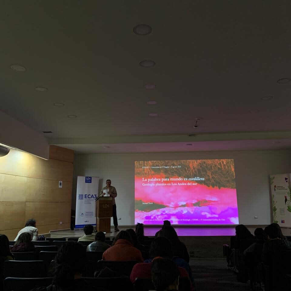 Fotografía de Manuel Tironi, académico del IDS, exponiendo su Charla magistral de cierre en el V Coloquio SOSOET