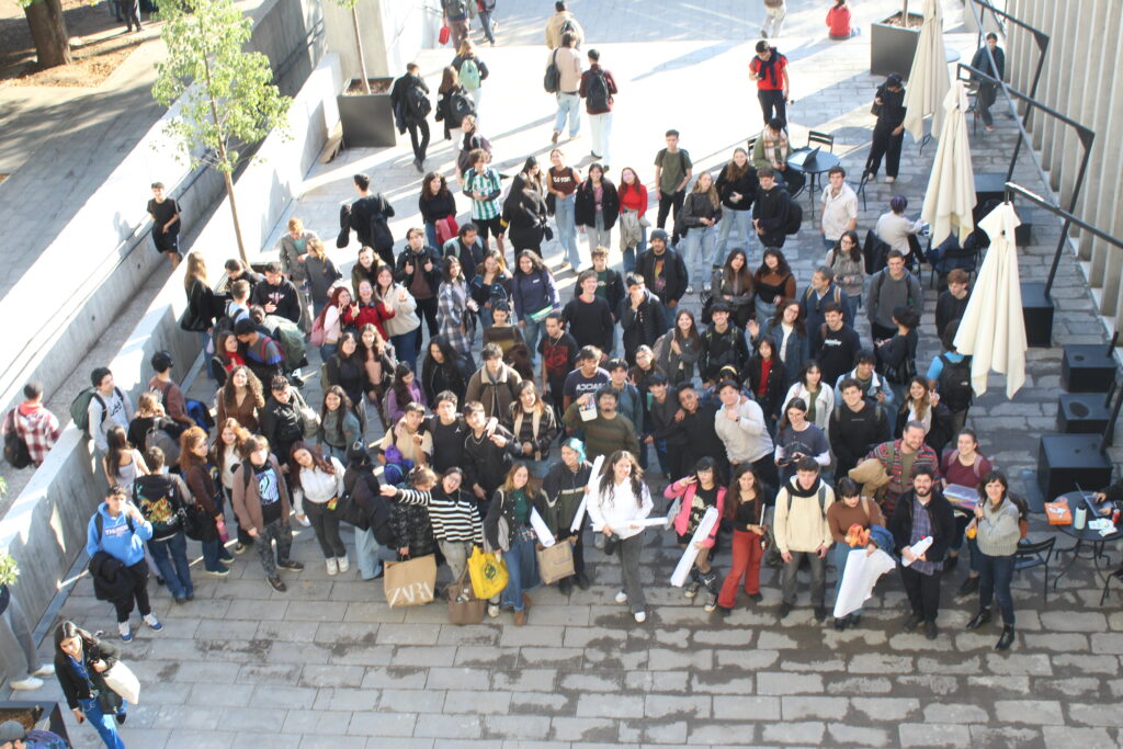 Café mundial primer semestre 2025, secciones del SUS1000 se reúnen en una actividad que busca generar un espacio de conversación entre los estudiantes y que puedan crear proyectos en base a ello