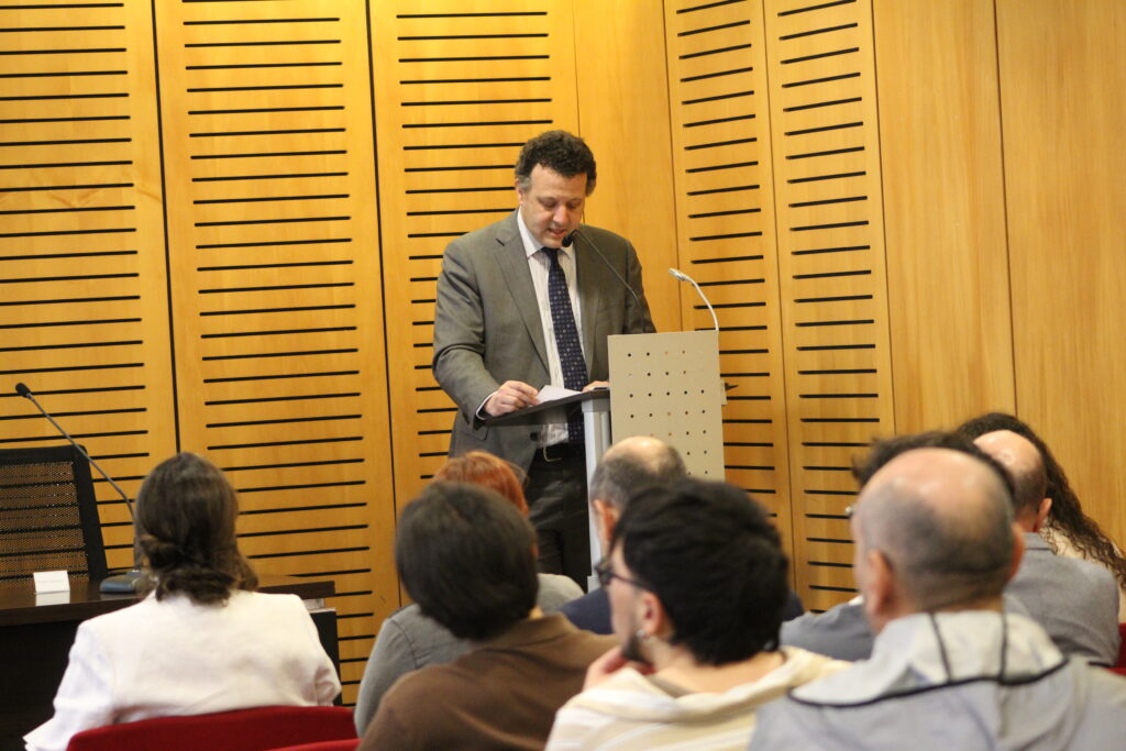 Fotografía del decano de la Facultad de Derecho UC, Gabriel Bocksang.