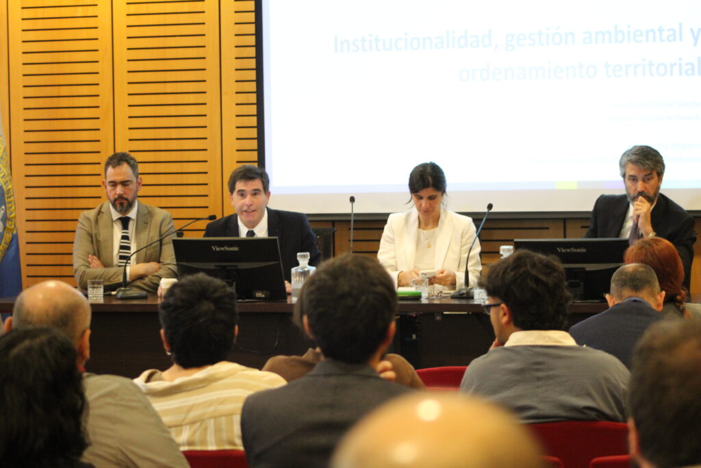 Panel 1: Institucionalidad, gestión ambiental y ordenamiento territorial. Seminario ambiental UC