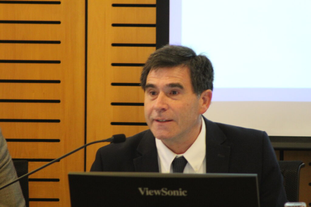 Fotografía de Ricardo Irarrázabal, director del Programa de Derecho y Medioambiente UC