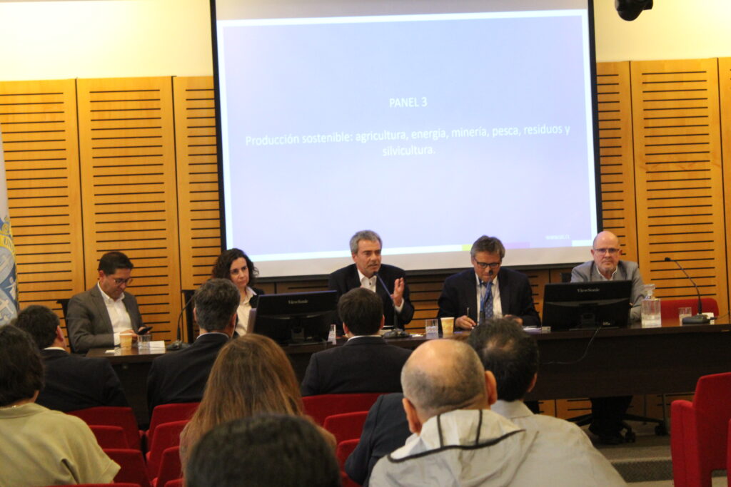 Panel 3: Producción sostenible: agricultura, energía, minería, pesca, residuos, silvicultura. Seminario ambiental UC
