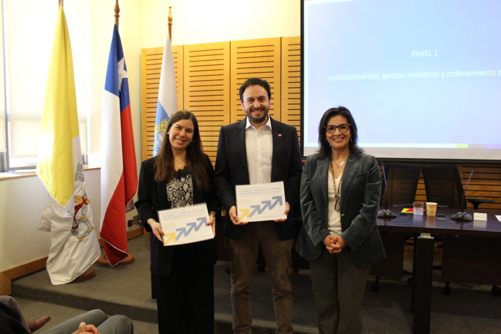 Fotografía de la entrega del informe “Preparando la entrega del Testimonio Ambiental 2022–2026 - 2026–2030” a representantes de comandos presidenciales presentes.