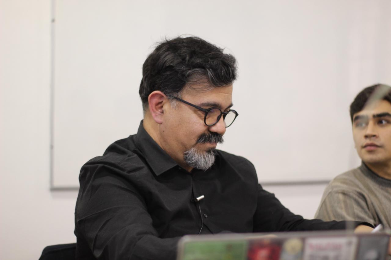 Claudio Santander expone sobre ética de poblaciones y sustentabilidad intergeneracional en coloquio de la UAH